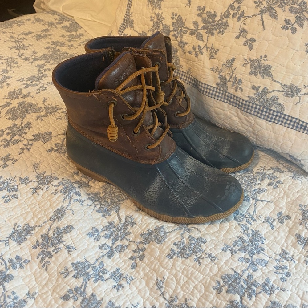 Sperry Saltwater Duck Boots Navy and Brown Size 7.5